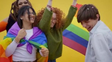 LGBT topluluğunun heyecanlı genç arkadaşları dans eden eşcinseller günü festivalini kutluyor. Çeşitli neşeli insanlardan oluşan bir grup konfeti yağmuru altında birlikte eğleniyorlar. Z nesli ve sosyal olay