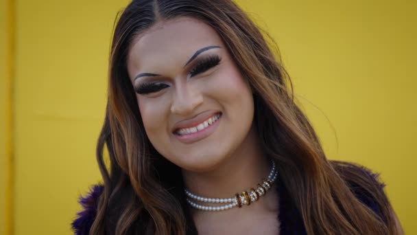 Portrét Vzrušeného Transsexuála Mladého Žlutým Pozadím Zábavný Teplouš Pózující Focení — Stock video