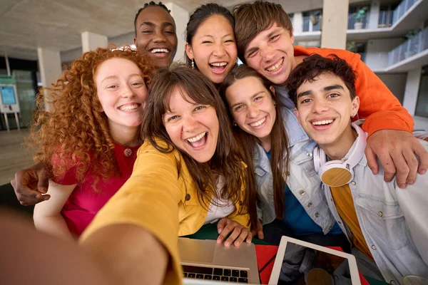 Selfie Telefonem Komórkowym Wielorasowej Wesołej Grupy Studentów Zebranych Hali Budynku — Zdjęcie stockowe
