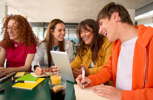 Avrupa 'nın farklı yerlerinden bir grup neşeli Kafkasyalı öğrenci üniversite kafeteryasında abur cubur yiyip okuyorlar. Gençler ders arasında tabletten internete bakarken eğleniyorlar. Z Jenerasyonu.