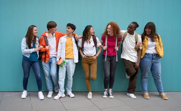 Grupul Multirasial Studenți Veseli Erasmus Care Bucură Timp Liber Tineri — Fotografie, imagine de stoc