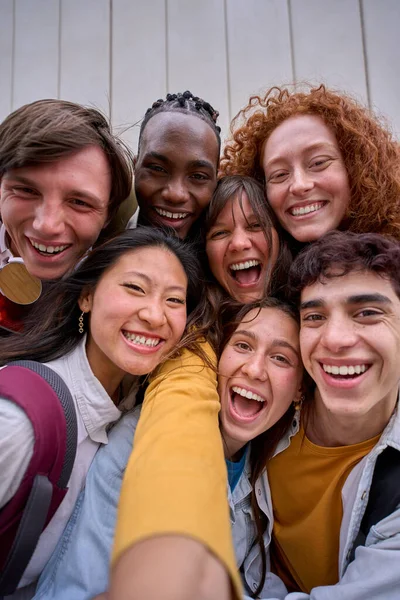 兴奋的多种族地鼠群大学生在外面聚在一起的垂直手机自拍 笑容满面的年轻朋友摆出笑脸照相 校园里快乐的人 — 图库照片