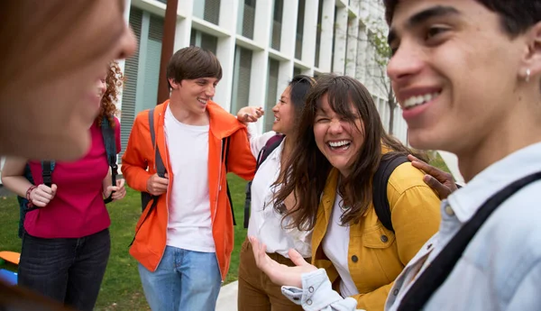 Ομάδα Νεαρών Πολυφυλετικών Φοιτητών Διασκεδάζουν Περπατώντας Μαζί Στην Πανεπιστημιούπολη Ευτυχισμένοι — Φωτογραφία Αρχείου