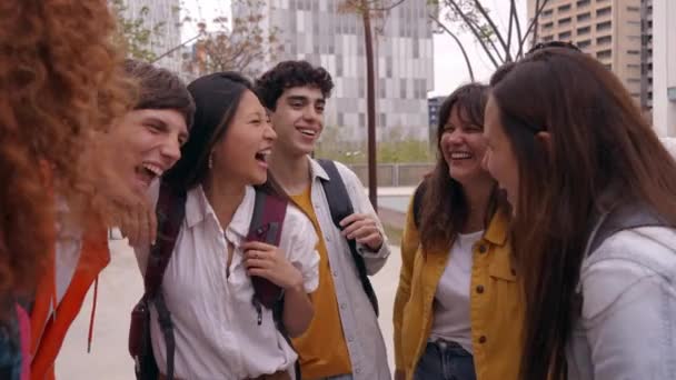 Группа Мультирасовых Молодых Студентов Веселится Гуляя Вместе Университетскому Городку Счастливые — стоковое видео