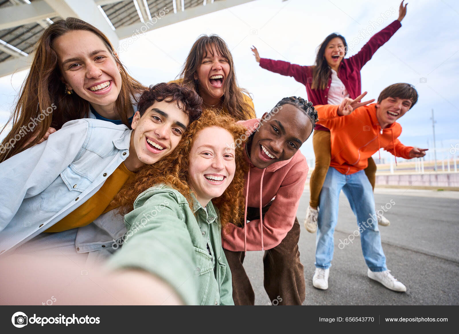 Amigos posando para selfie. grupo de pessoas alegres, fotografando
