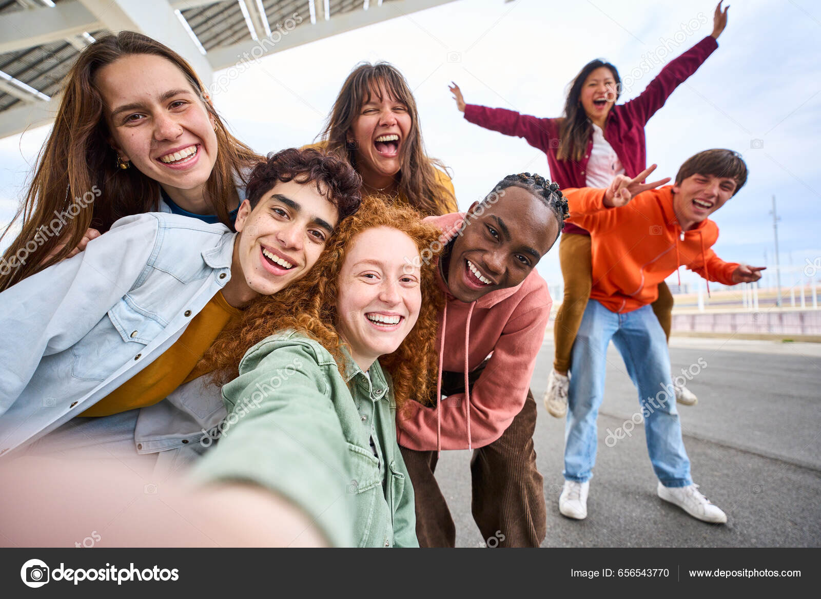 estudantes se divertindo, colegas comemorando feriado, amigos