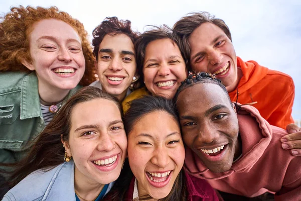 Πολυεθνική Ομάδα Χαμογελαστή Γενιά Αγόρια Και Κορίτσια Που Παίρνουν Selfie — Φωτογραφία Αρχείου