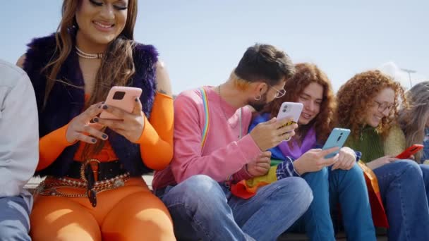 Groep Jonge Vrienden Van Lgbt Gemeenschap Met Behulp Van Mobiele — Stockvideo