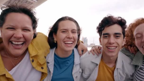 Відео Багаторасової Групи Студентів Які Посміхаються Безтурботно Відкритому Повітрі Щасливі — стокове відео