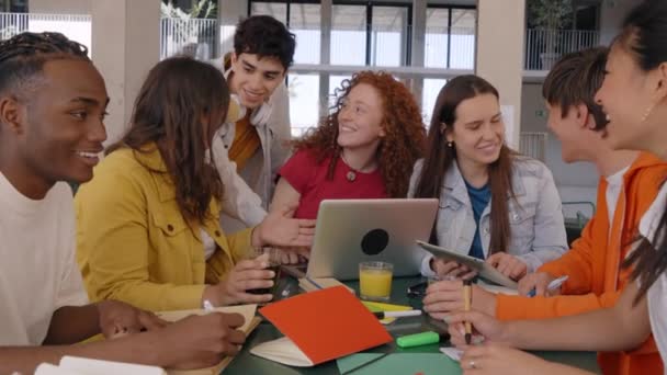 Kampüs Kafeteryasında Dizüstü Bilgisayar Kullanarak Gülümseyen Üniversite Arkadaşları Bir Grup — Stok video