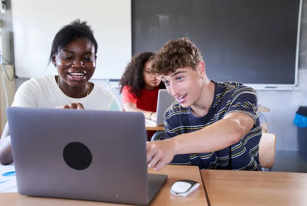 Grupo Estudantes Adolescentes Usando Laptop Colaborando Projeto Classe Educação Tecnologia — Fotografia de Stock