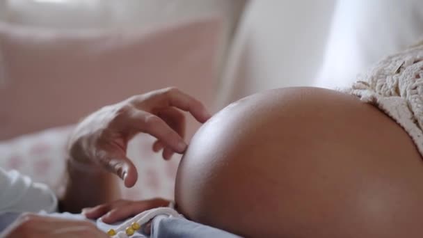 Erkek Elleri Gelişmiş Hamile Annelerin Karnını Parmaklıyor Genç Bir Çift — Stok video