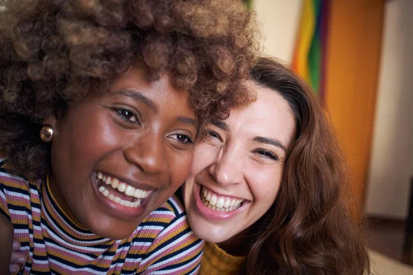 屋内で幸せ笑っている若い多人種Lgbtのパートナーのクローズアップ 2人のレズビアンの女性の肖像一緒に幸せな笑顔 同性愛者のカップル関係 夫婦で愛を楽しむ人々 — ストック写真
