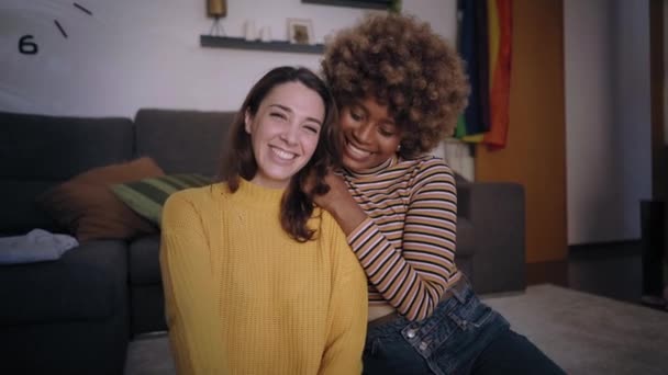 两对年轻快乐的女同性恋者举手表决家客厅的新房子钥匙 把注意力集中在公寓钥匙上快乐的同性恋关系的人 新生活在一起 — 图库视频影像
