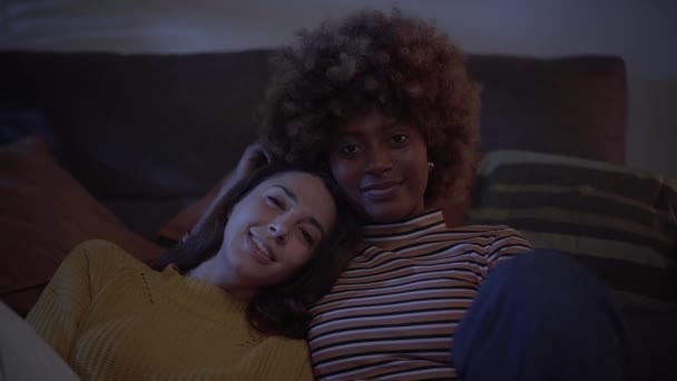 Jóvenes Lesbianas Multiétnicas Felices Enamoradas Sentadas Casa Noche Viendo Series — Vídeo de stock