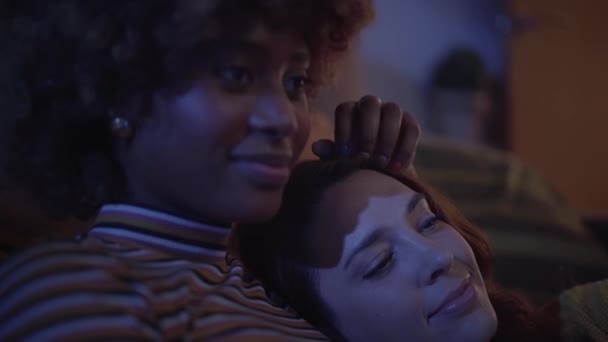 Primer Plano Joven Pareja Lesbianas Multirraciales Relajándose Casa Viendo Una — Vídeo de stock