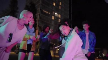 Modern gençler sokak hip hop dansçılarında break dans yapıyor geceleri serbest stil hareketleri yapıyorlar. Mutlu ve neşeli insanlar dışarıda parti yapıyorlar.. 