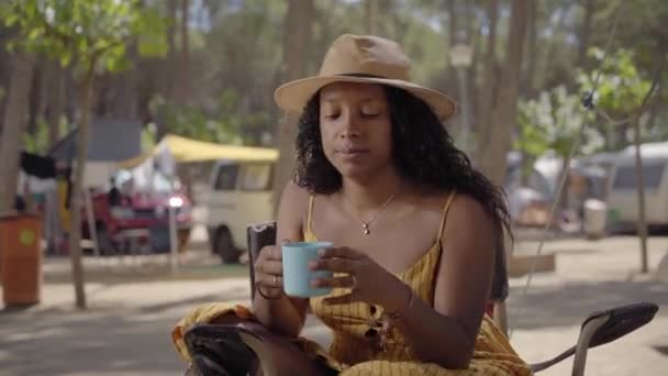 Mooi Jong Afrikaans Meisje Gelukkig Drinkbeker Ontspannen Dag Camping Hipster — Stockvideo