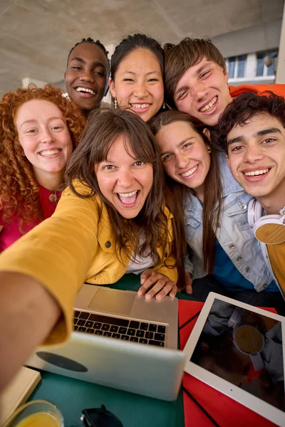 Κάθετη Selfie Κινητό Τηλέφωνο Πολυφυλετική Χαρούμενη Ομάδα Μαθητών Συγκεντρώθηκαν Στην — Φωτογραφία Αρχείου