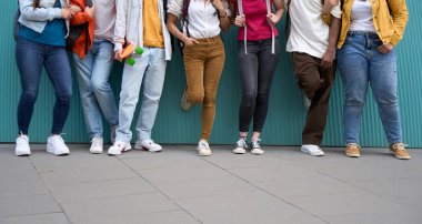 Tanımlanamayan Erasmus öğrencilerinden oluşan çok ırklı bir grup boş zamanın tadını çıkarıyor. Yedi arkadaş mavi bir duvara sarılıp yaslanıyorlar. Z nesli, gençlerde ilişkiler ve eğlence.