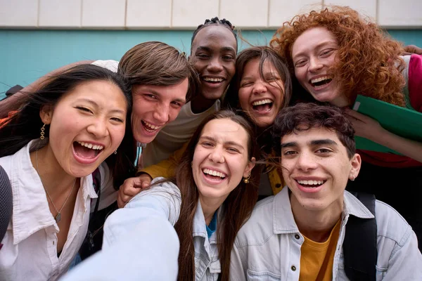 手机自拍兴奋的多种族群体的Erasmus大学生在外面聚在一起 笑容满面的年轻朋友摆出笑脸照相 校园里快乐的人 — 图库照片