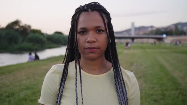 Retrato Una Joven Mujer Negra Confiada Mirando Serio Cámara Mujer — Vídeo de stock