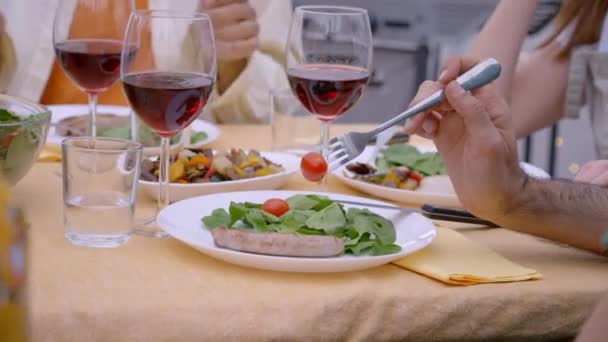 Ugenkendelige Mennesker Spiser Udendørs Middag Eller Frokost Tæt Bordet Med – Stock-video