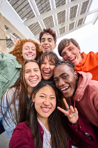 纵向多族裔群体微笑的学生男孩和女孩在户外自拍 多元文化的年轻人在一起度过快乐的生活方式友谊的概念 7个伙伴享有 — 图库照片