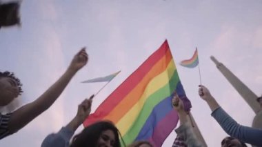 LGTB 'liler gey yürüyüşüne katılan bir gay yürüyüşünde gökkuşağı bayrağı sallıyorlar. Yüksek kaliteli FullHD görüntüler