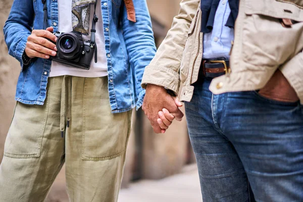 Nahaufnahme Porträt Eines Nicht Wiederzuerkennenden Reifen Paares Das Freien Händchen — Stockfoto