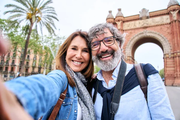 Ritratto Felice Coppia Turisti Anziani Scattare Selfie All Aperto Nella — Foto Stock