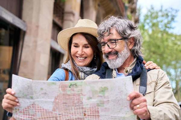 Dojrzała Para Sześćdziesiątce Uśmiechnięta Patrząca Mapę Ulicy Europejskiego Miasta Szczęśliwi — Zdjęcie stockowe