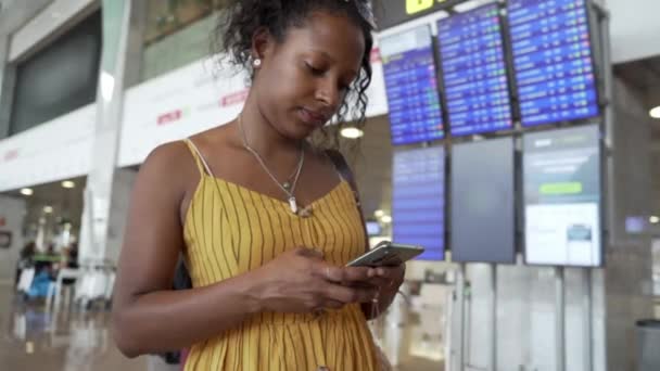 Joven Mujer Latinoamericana Seria Aeropuerto Revisando Vuelo Teléfono Celular Delante — Vídeos de Stock