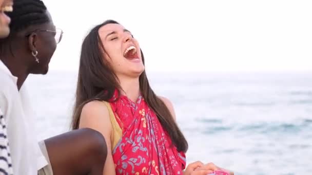 Люди Святкують Вечірку Пляжі Концепція Літнього Відпочинку Ять Красивих Друзів — стокове відео