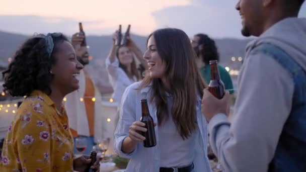 Trei Tineri Multirasiali Fericiți Dansând Petrecerea Acoperiș Prietenii Fundal Persoanele — Videoclip de stoc