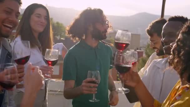 Gruppo Multietnico Amici Che Ballano Bevono Vino Rosso Festeggiando Festa — Video Stock