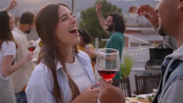Alegre Pareja Multiétnica Bailando Bebiendo Vino Tinto Celebrando Fiesta Azotea — Vídeos de Stock