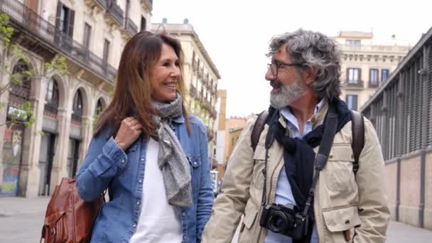 Mutlu Turist Çift Şehirde Ele Yürürken Eğleniyor Emekliler Baharda Caddelerde — Stok video
