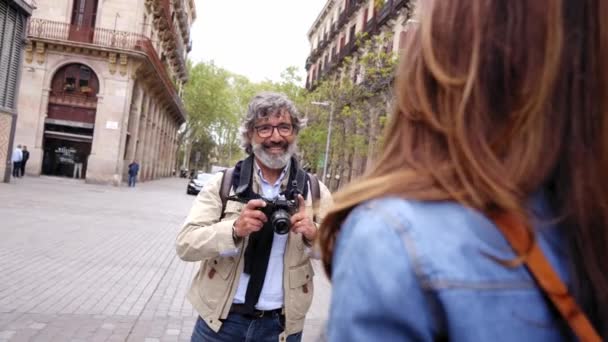 Suami Yang Hamil Mengambil Foto Santai Rekannya Jalan Kota Wisata — Stok Video