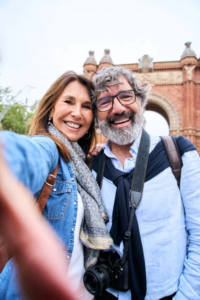 Pionowe Portret Szczęśliwy Starszy Turysta Para Biorąc Selfie Świeżym Powietrzu — Zdjęcie stockowe