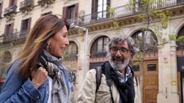 Neşeli orta yaşlı turist çift dışarıda rahatça sohbet ediyorlar. Romantik son sınıf öğrencisi şehir caddesinde gezintiden hoşlanıyor. Partneriniz olgun bir ilişki ve emeklilik tatili için boş zaman.