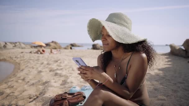 Vonzó Fiatal Latin Lány Parton Telefonon Beszél Női Turista Fürdőruhában — Stock videók