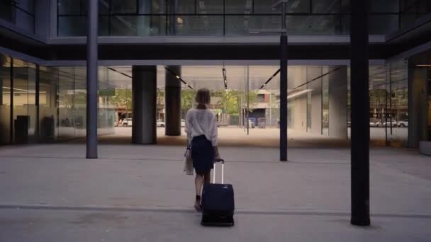 Mujer Madura Negocios Elegante Caminando Con Maleta Fuera Del Edificio — Vídeos de Stock
