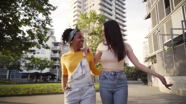 Multiracial Sød Lesbisk Par Kærlighed Omfavne Griner Byens Gade Muntre – Stock-video