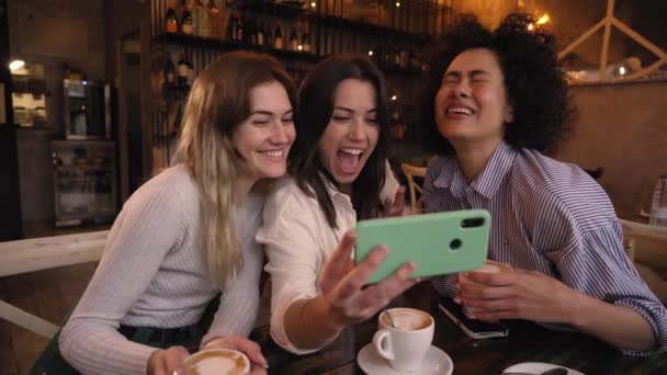 Arkadaş Farklı Fotoğraf Filtrelerini Cep Telefonuyla Deneyip Kahve Dükkanında Eğleniyorlar — Stok video