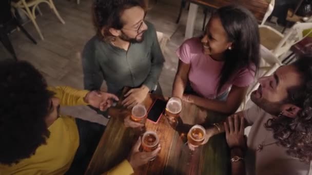 Grupp Multiraciala Ungdomar Skålar Med Och Firar Glada Timmar Bar — Stockvideo