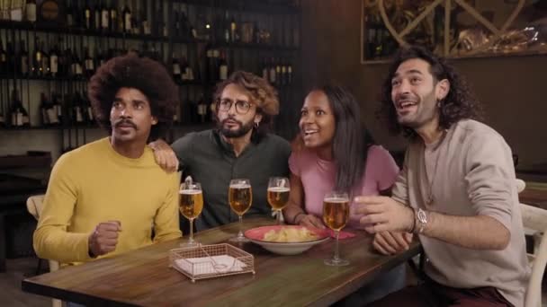 Grupo Interracial Amigos Fanáticos Del Fútbol Celebrando Gol Victoria Bar — Vídeo de stock