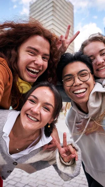 Ομάδα Από Πολυφυλετικούς Νέους Που Διασκεδάζουν Βγάζοντας Μια Selfie Στην — Φωτογραφία Αρχείου