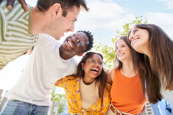 一群多种族的年轻人在一起玩乐 拥抱在一起 在户外微笑庆祝Z代学生的友谊 不同的同事在大学校园里享乐 — 图库照片