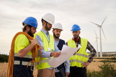 Bir grup Kafkas mühendisi, hava türbini sahasında bir planı kontrol ediyor. Ekoloji, enerji ve sanayi yönleri dördü tarafından incelenir. Çevre ve yenilenebilir enerji bu insanların zihinlerinde.